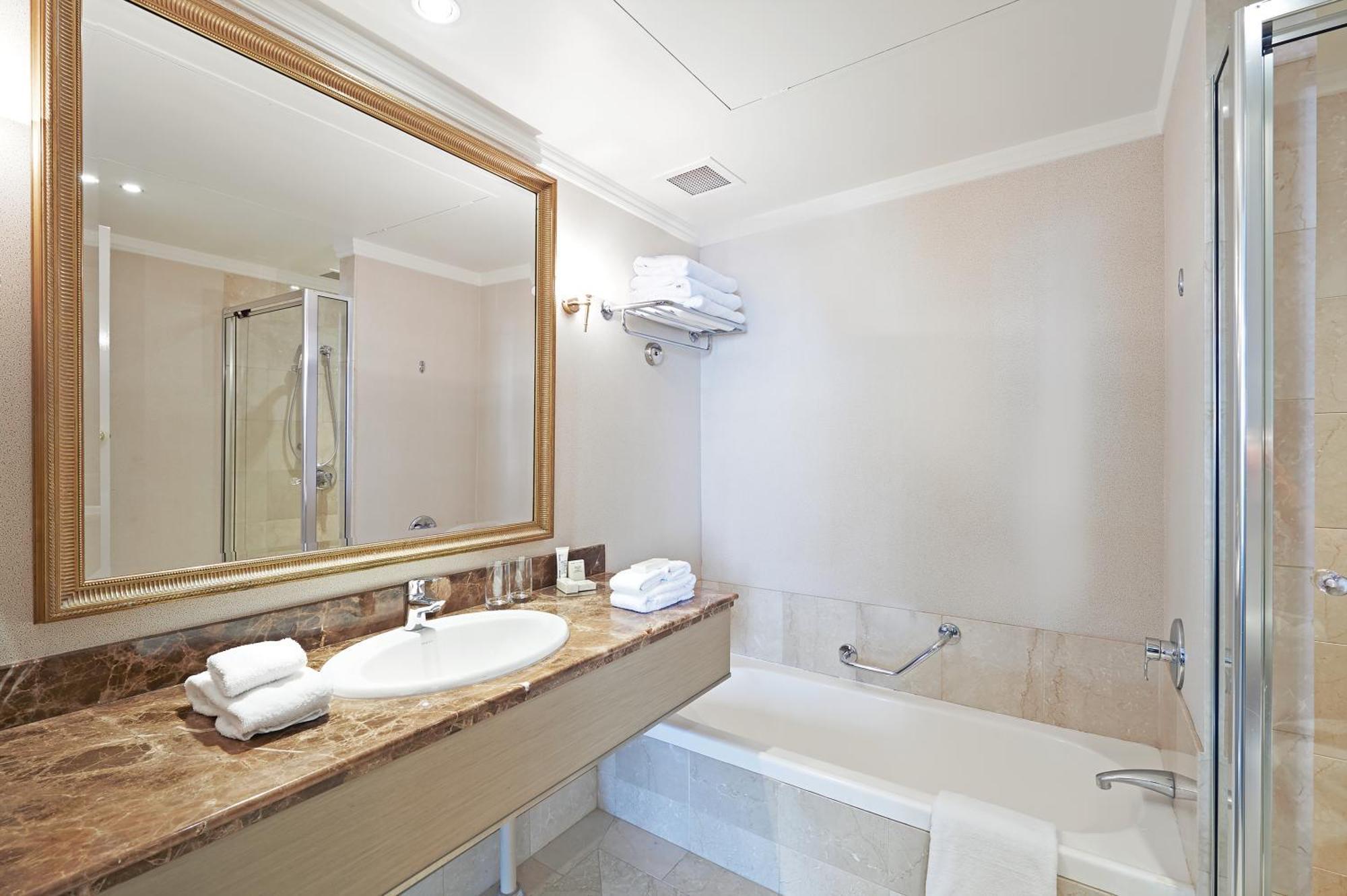 Parmelia Hilton Perth Ξενοδοχείο Εξωτερικό φωτογραφία A bathroom in a hotel
